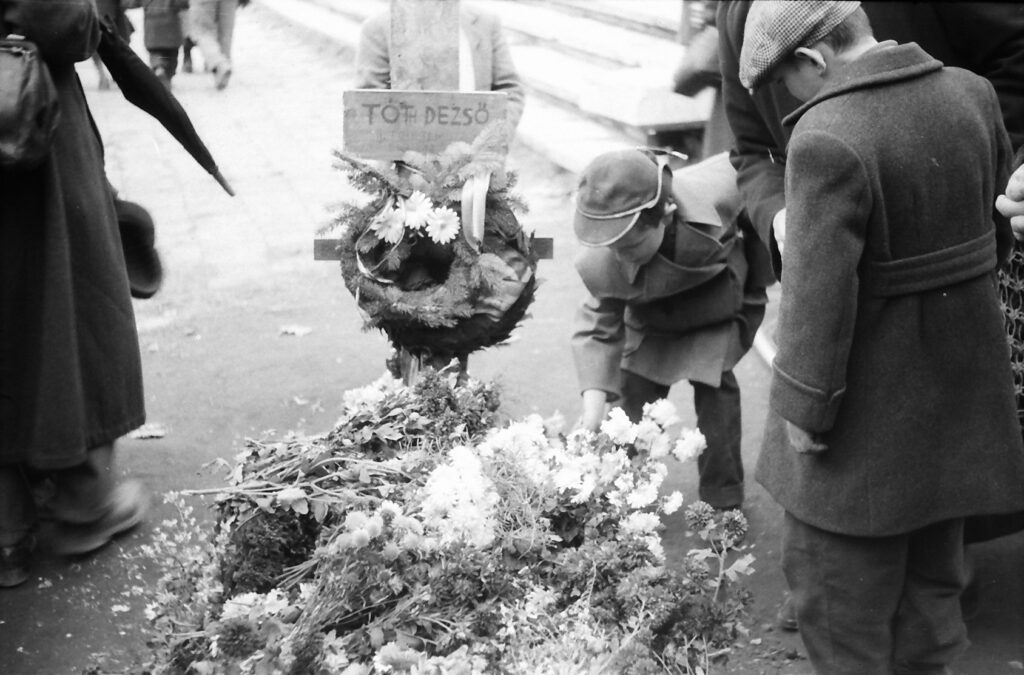 Alkalmi temetés után a Bakáts téren, 1956