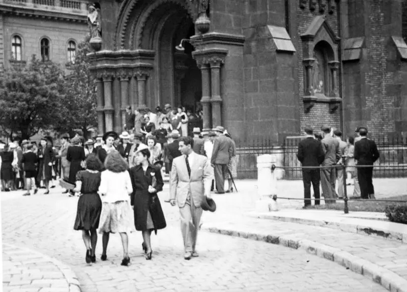 Életkép az Assisi Szent Ferenc-plébániatemplom előtt, 1939-ből. Forrás: Fortepan
