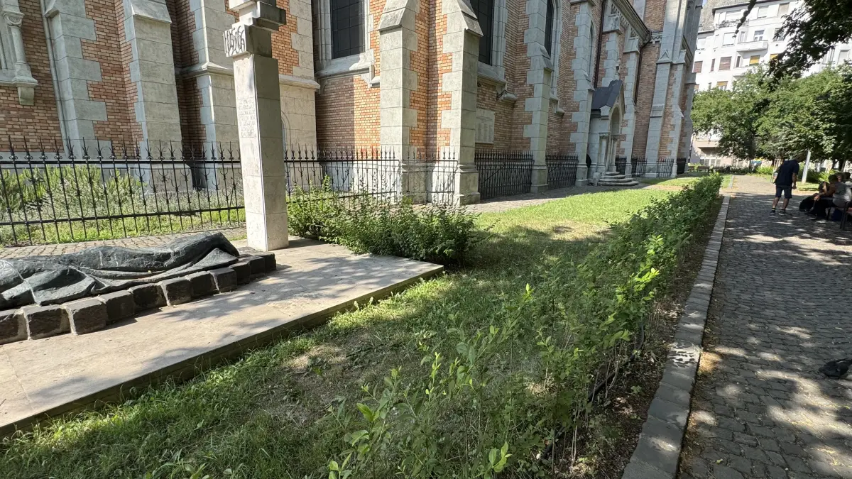 Az Assisi Szent Ferenc-plébániatemplom templomkertje, részlet. A MOL Új Európa Alapítvány Zöld Oázis pályázatához készült dokumentáció