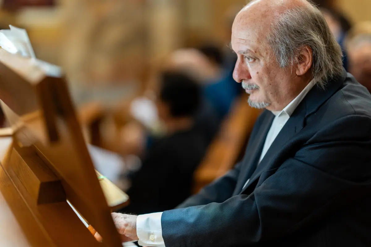 Az Assisi Szent Ferenc-plébániatemplomban a Miatyánk Fesztivál keretében fellépő olasz orgonaművész, Ennio Cominetti