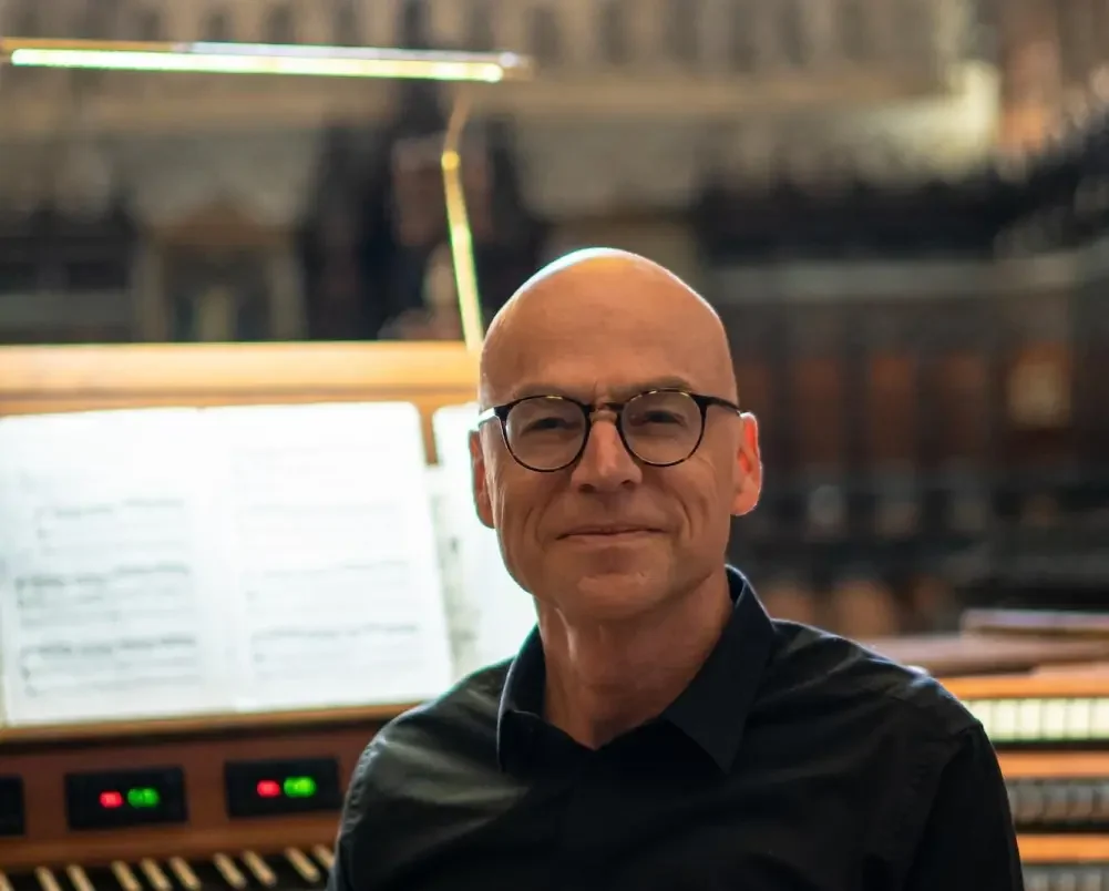 Az Assisi Szent Ferenc-plébániatemplomban fellépő Johannes Skudlik német orgonaművész